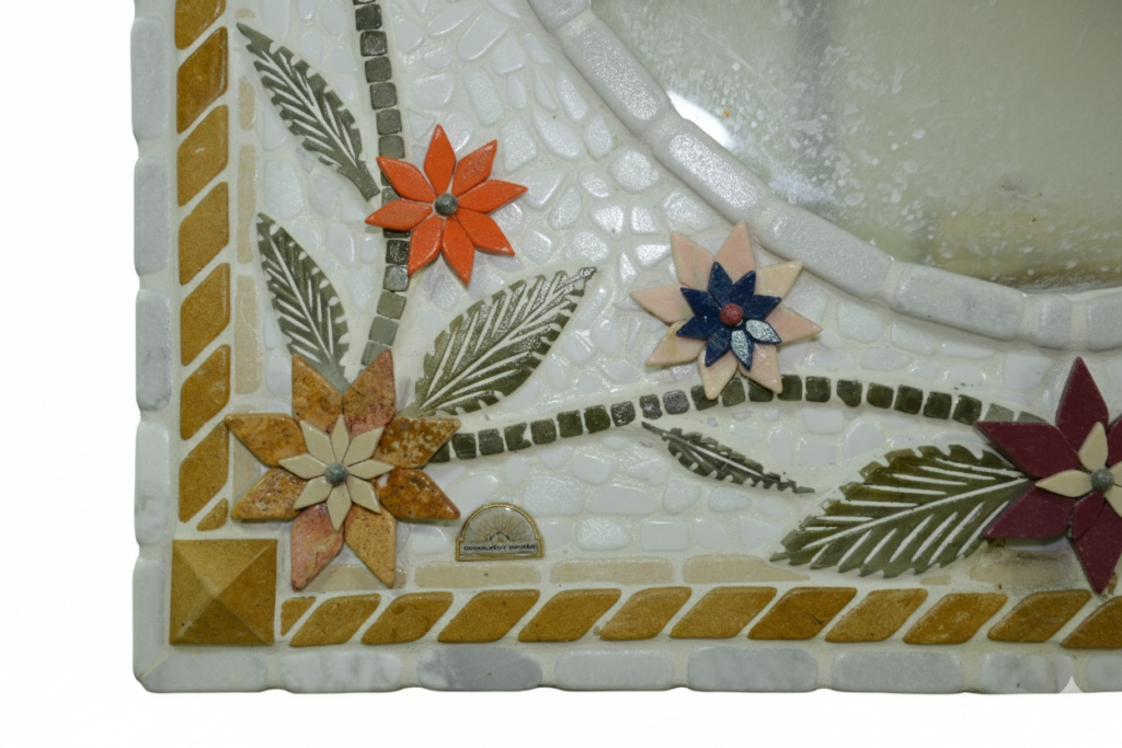 Particolare della specchiera in mosaico